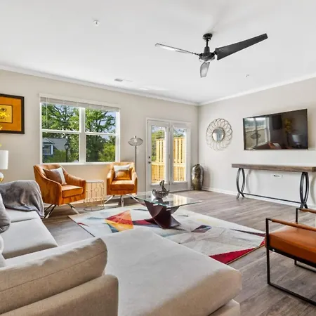 Price Cut, New Lux Home 5 Mins To Airport , 15 Min To Downtown, 25 Min To Buckhead With 3 Beds And 3 Baths